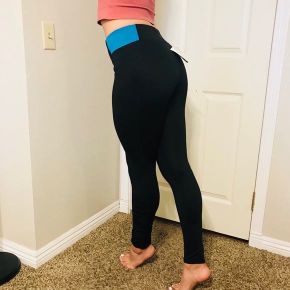 ‼️SOLD OUT‼️ Calvin Klein Performance Leggings - Picture 4 of 5